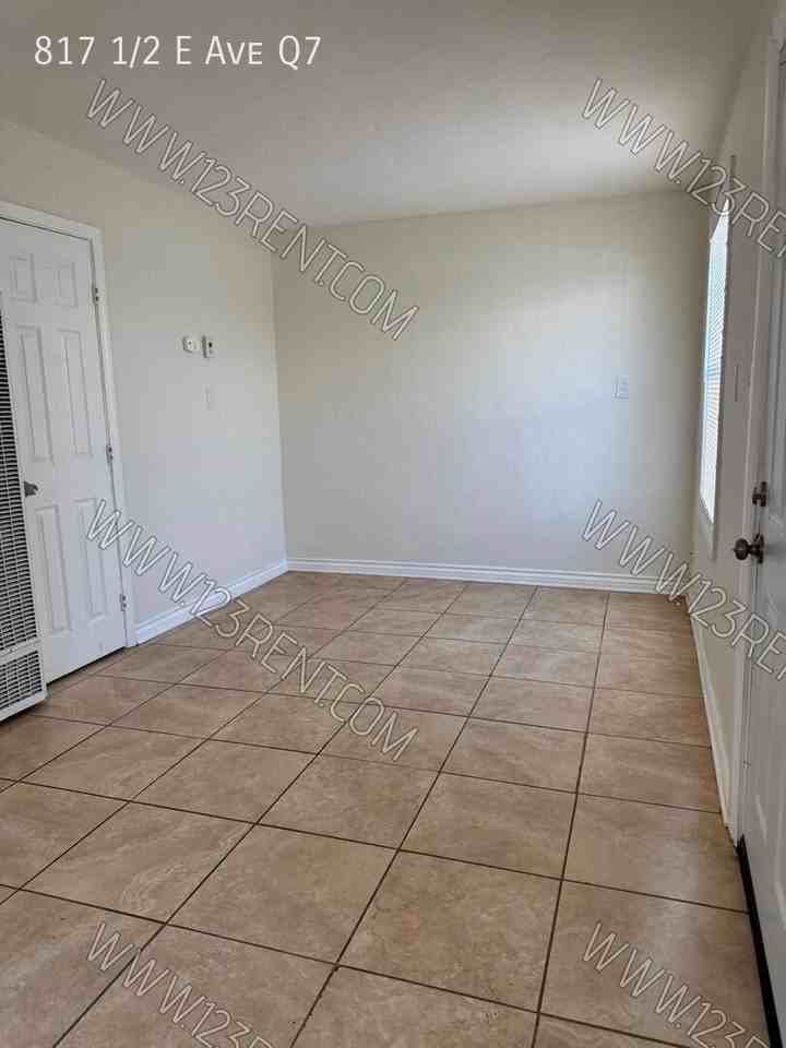817 1/2 E Avenue Q7 - Photo 4 of 7