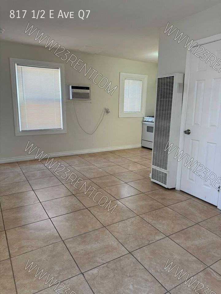 817 1/2 E Avenue Q7 - Photo 5 of 7