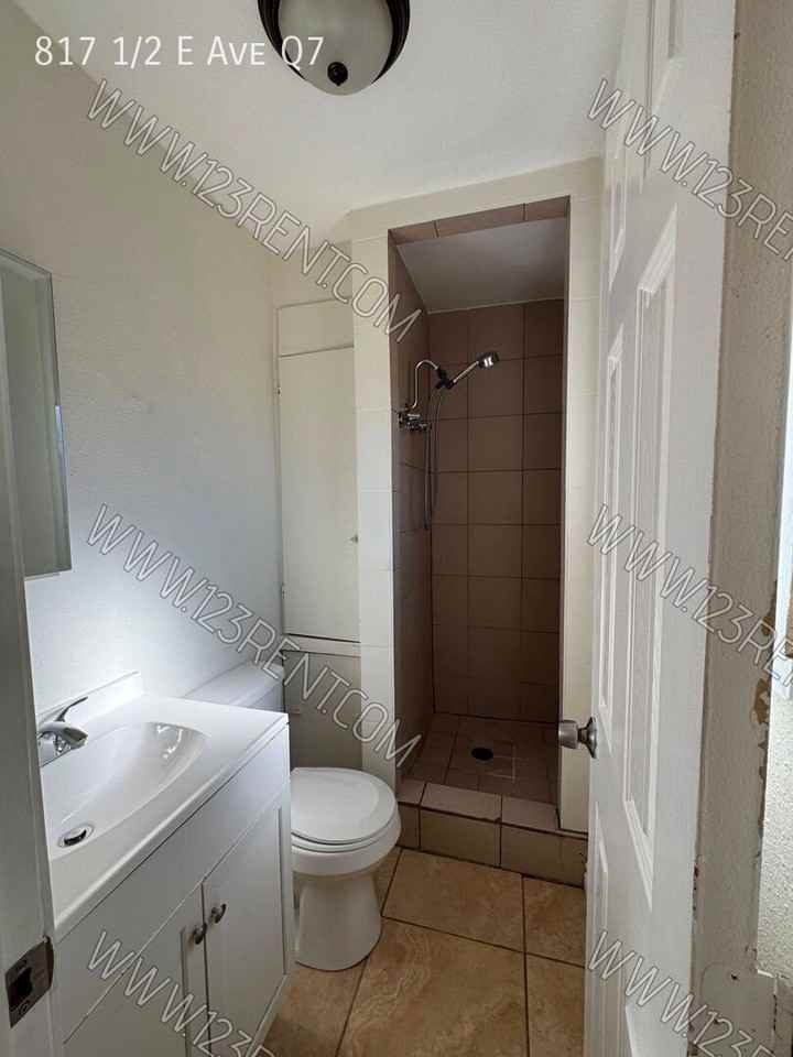 817 1/2 E Avenue Q7 - Photo 6 of 7