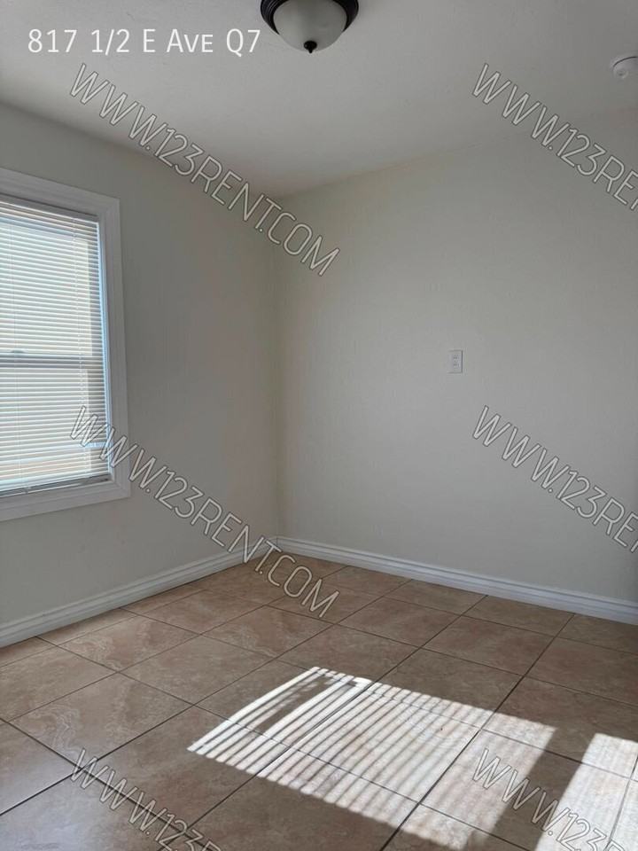 817 1/2 E Avenue Q7 - Photo 7 of 7