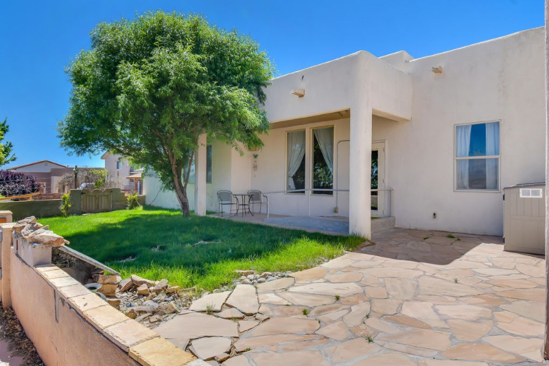 832 Monterrey Rd Ne - Photo 5 of 31