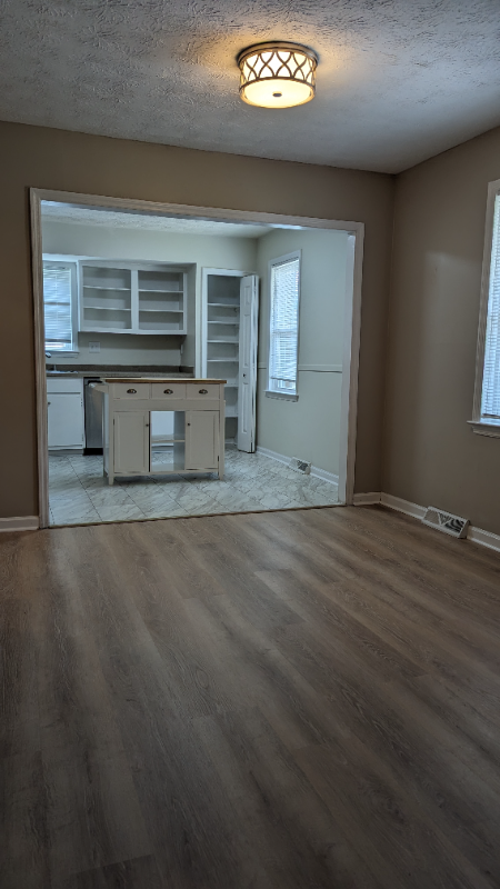 474 Woodview Dr - Photo 2 of 21