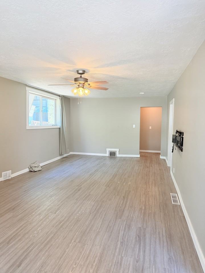 1195 W Iola Ave - Photo 7 of 19