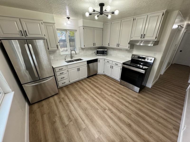 445 E St - Photo 2 of 32