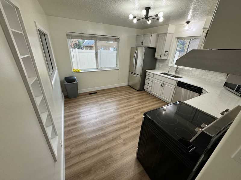 445 E St - Photo 3 of 32