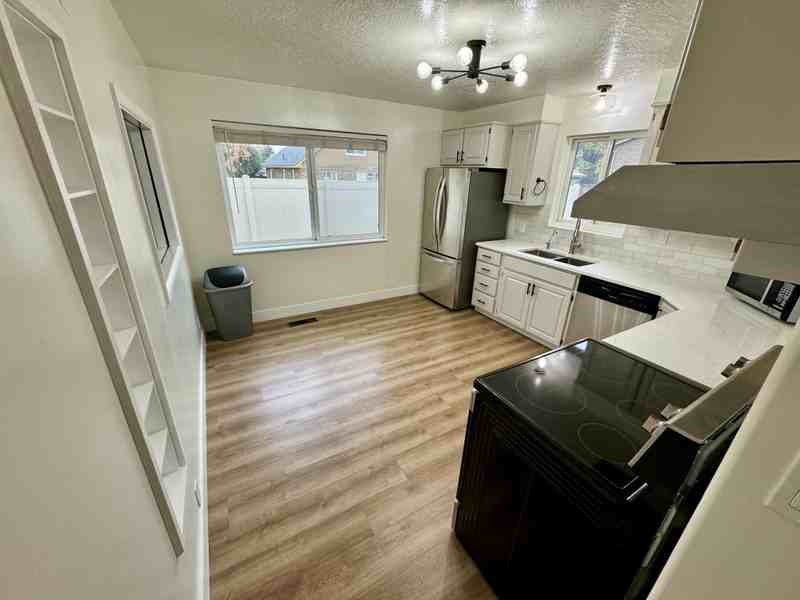 445 E St - Photo 4 of 32