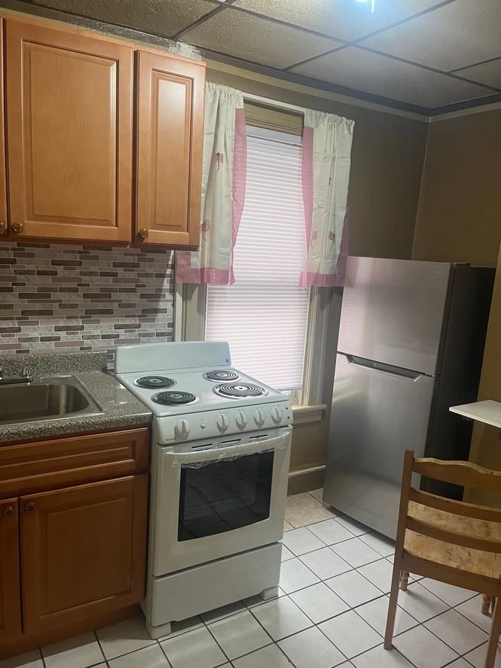 8711 76th St - Photo 3 of 4
