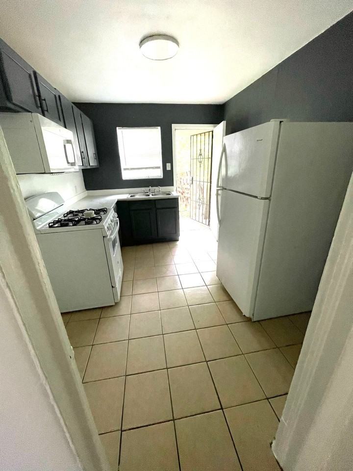 1504 Duncan Ave - Photo 3 of 12