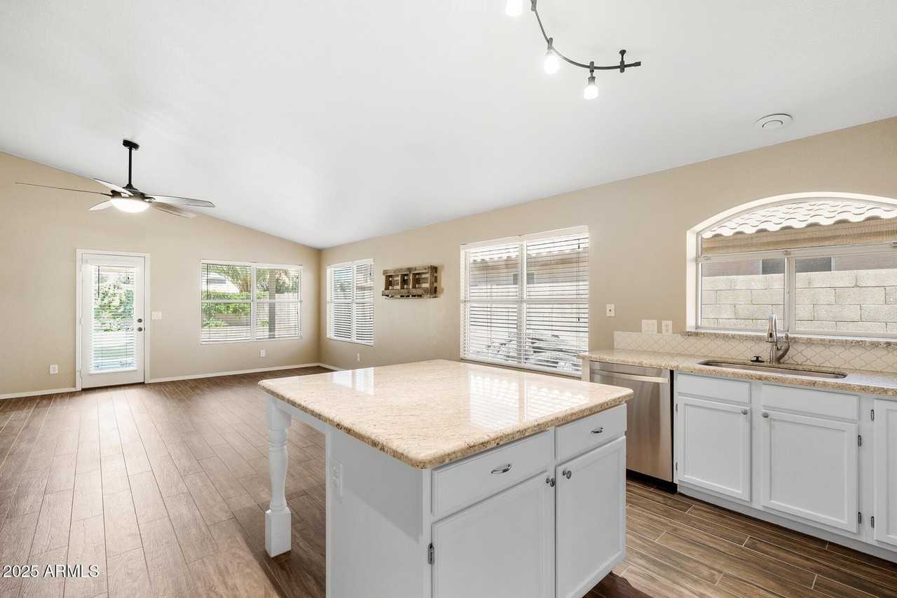 7936 W Taro Ln - Photo 5 of 27