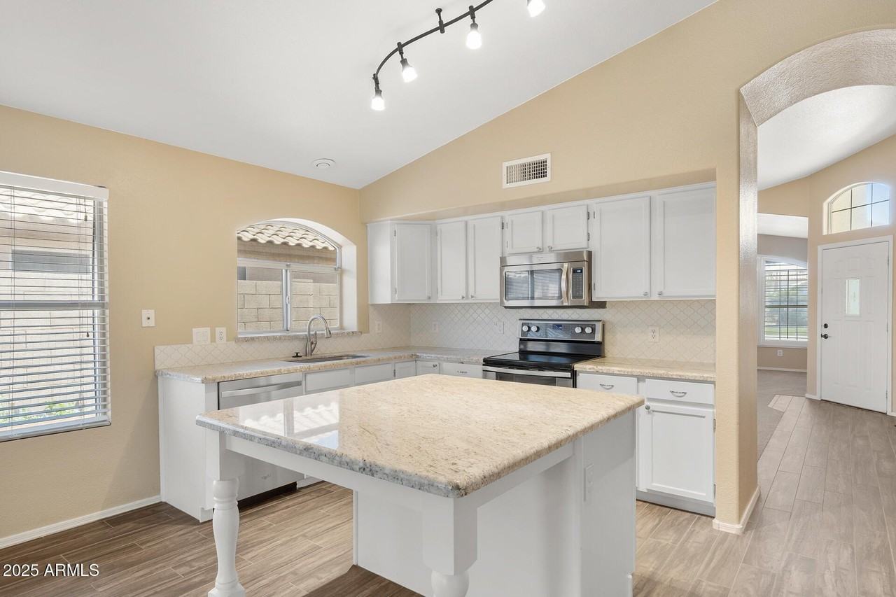 7936 W Taro Ln - Photo 6 of 27