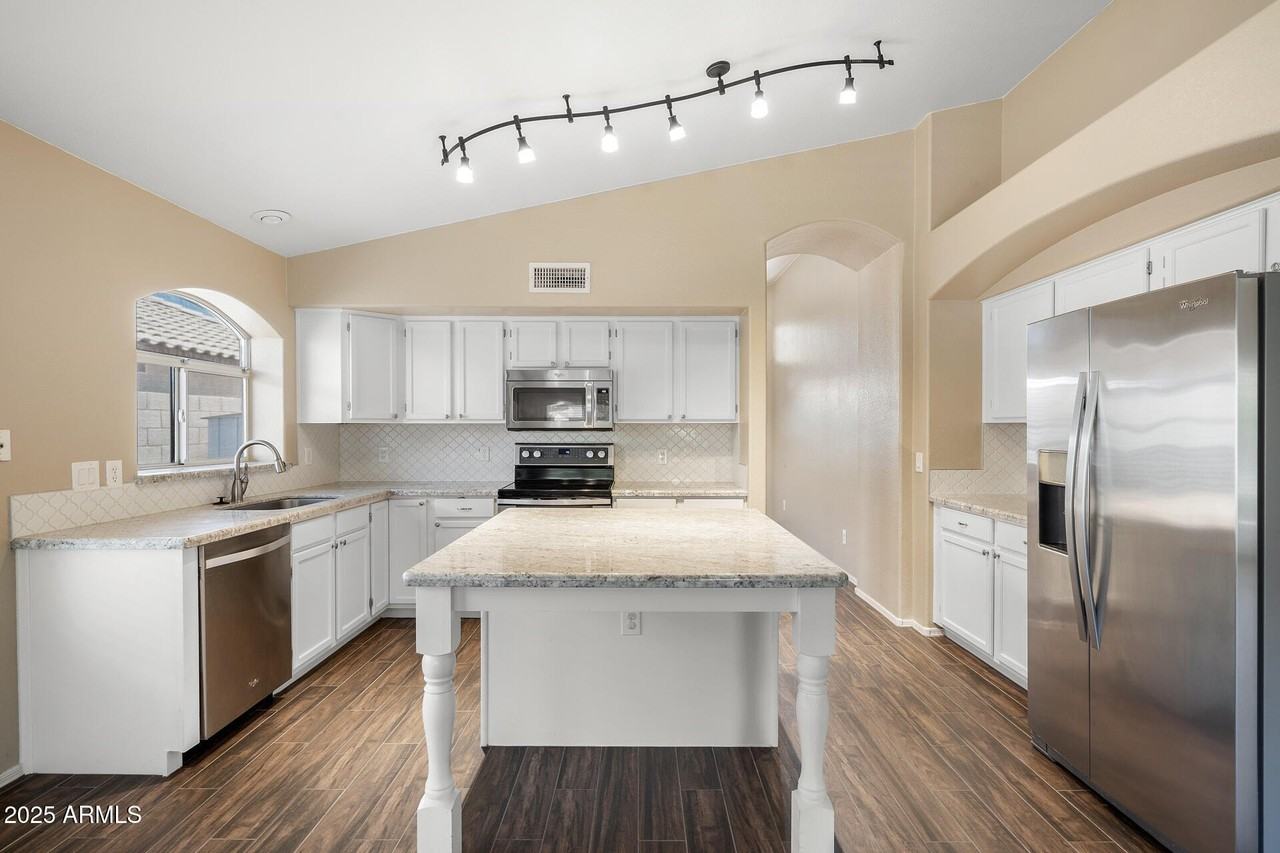 7936 W Taro Ln - Photo 7 of 27