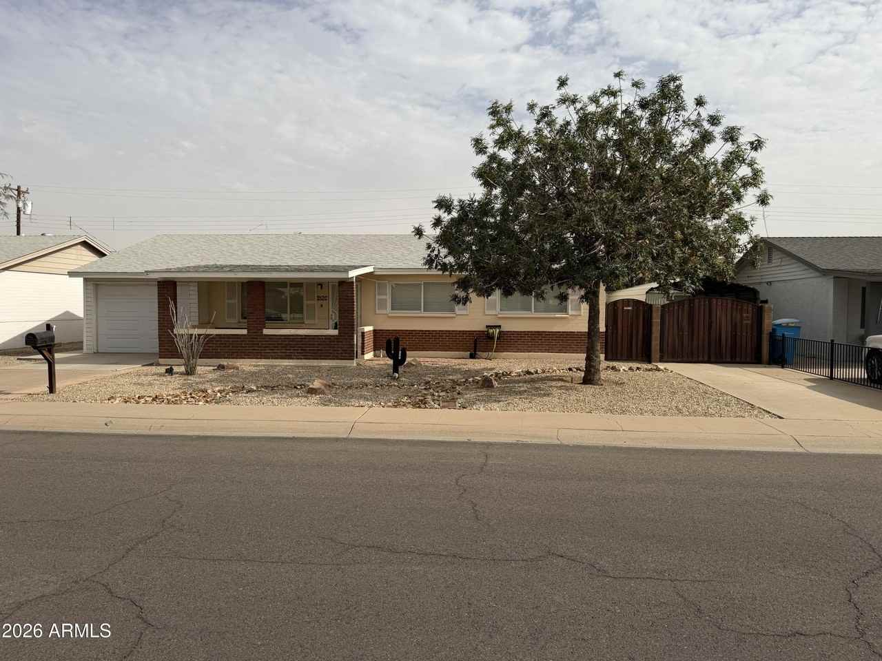 2426 W Echo Ln - Photo 2 of 19
