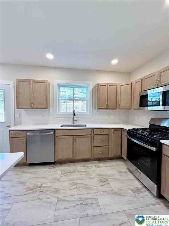 2305 W Allen St - Photo 5 of 44