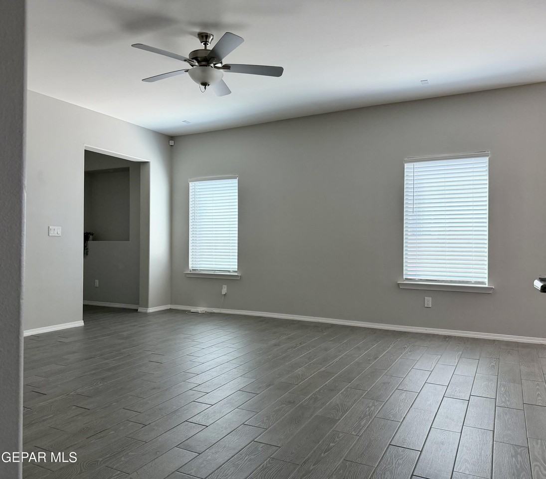 909 Malven Pl - Photo 4 of 18