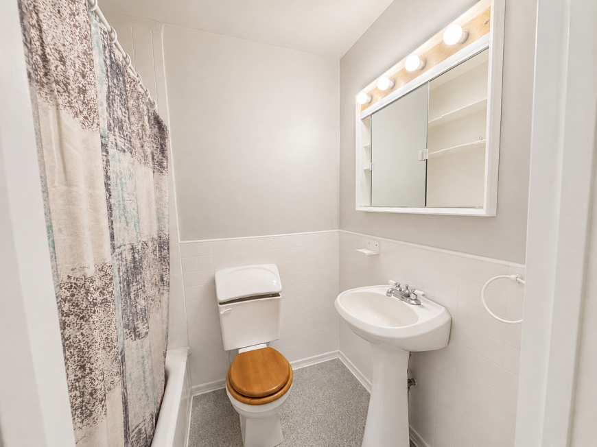 1572 North Shore Dr - Photo 4 of 10