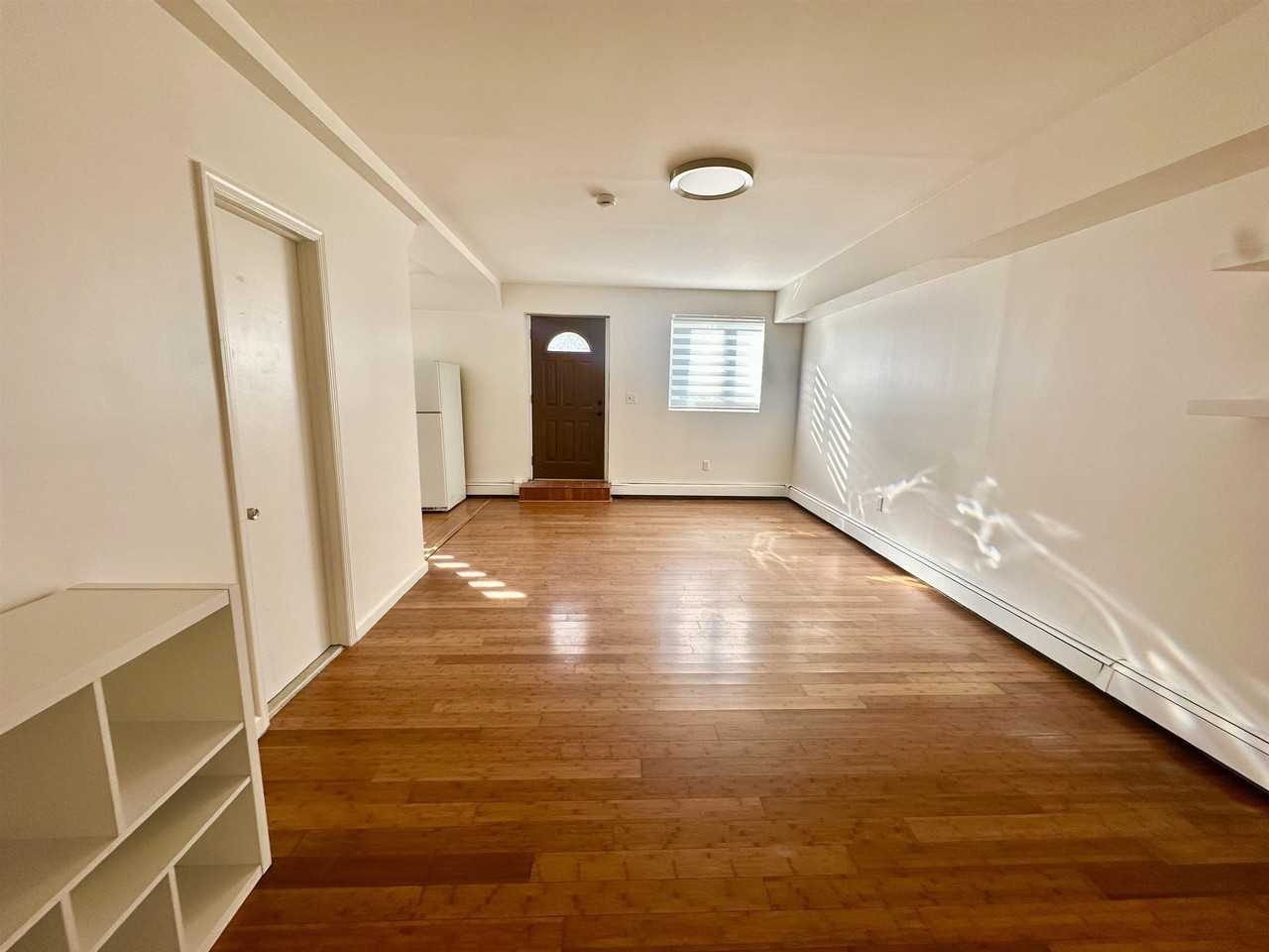 447 Jane St - Photo 2 of 8