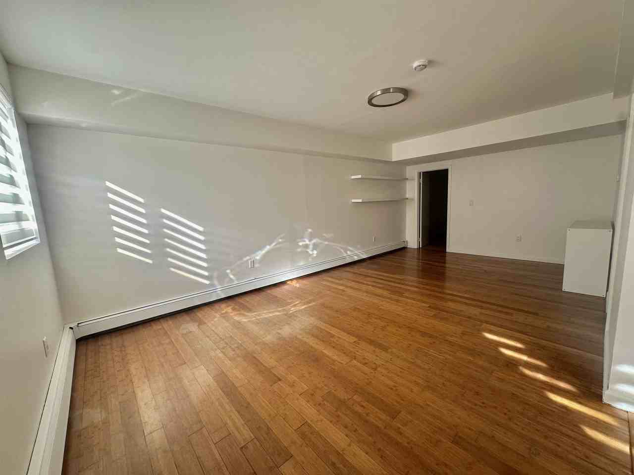 447 Jane St - Photo 3 of 8