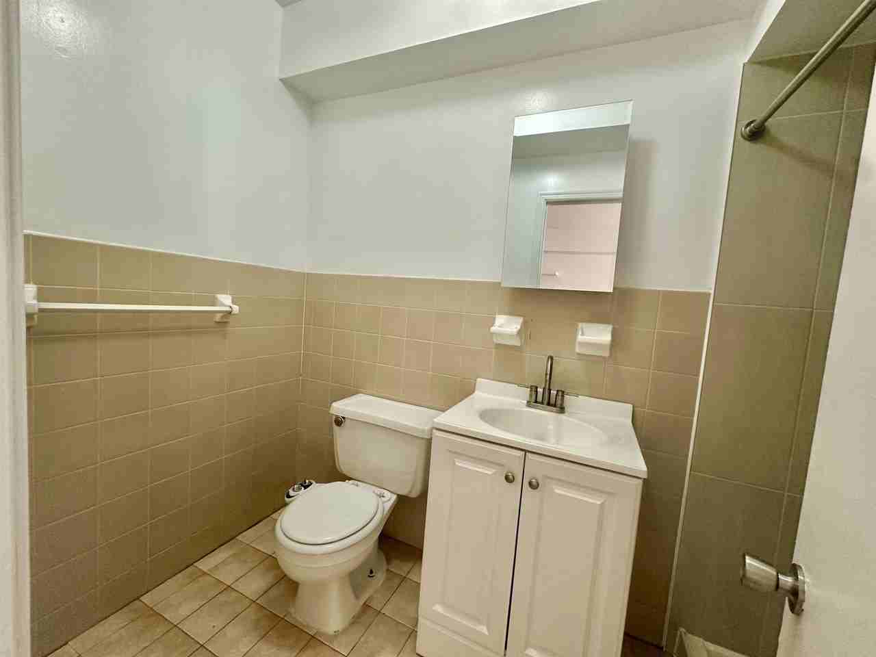 447 Jane St - Photo 4 of 8