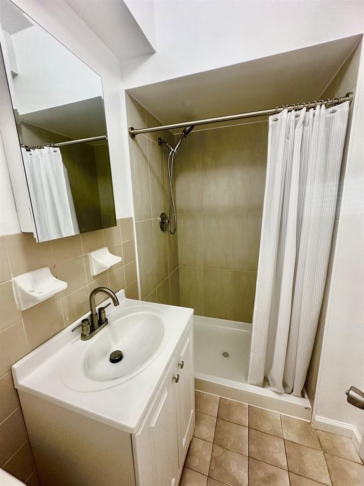 447 Jane St - Photo 5 of 8