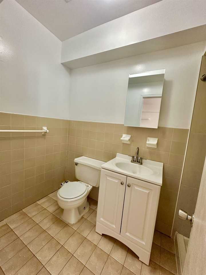 447 Jane St - Photo 6 of 8