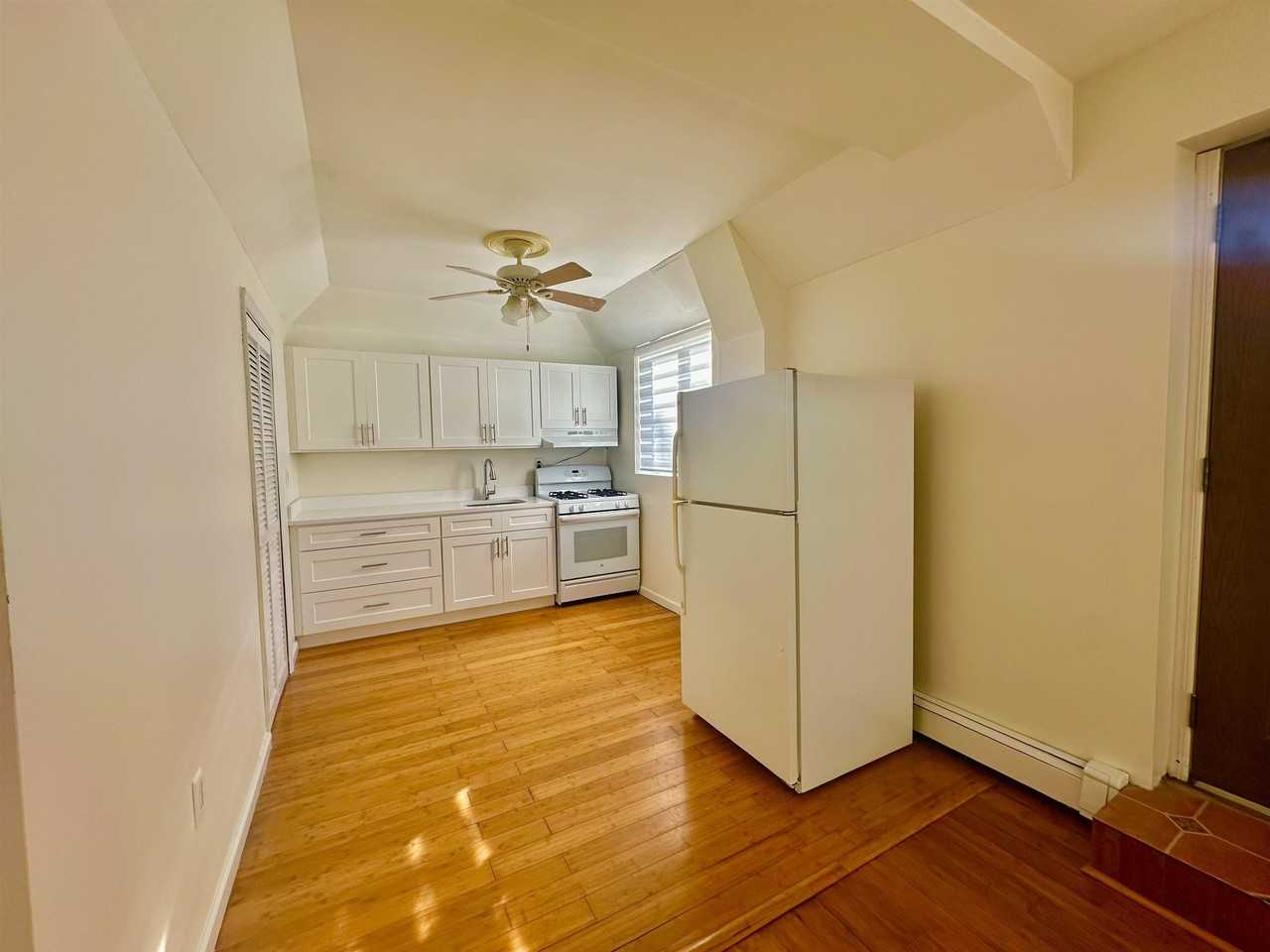 447 Jane St - Photo 7 of 8
