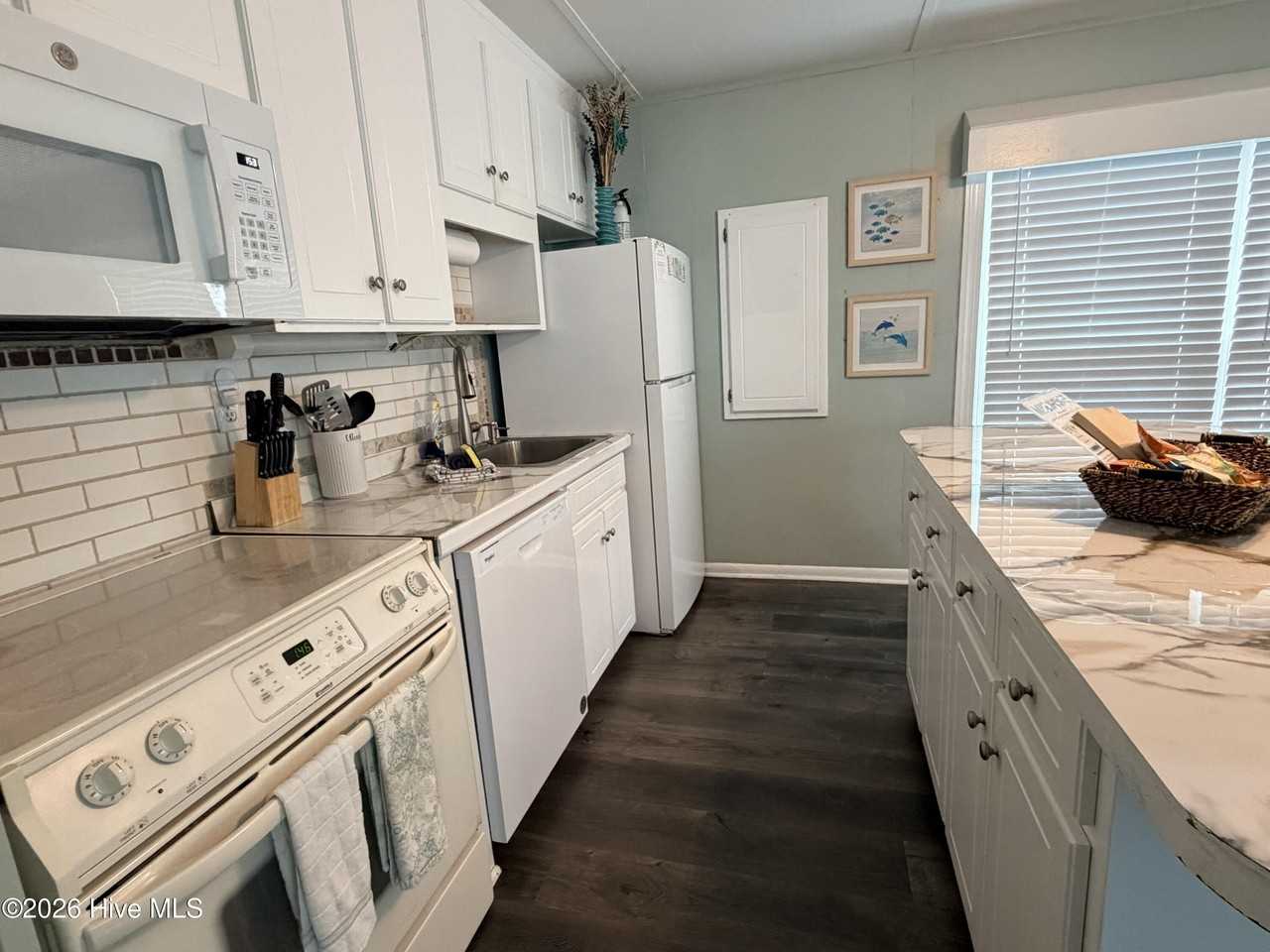 5708 Emerald Dr - Photo 5 of 18