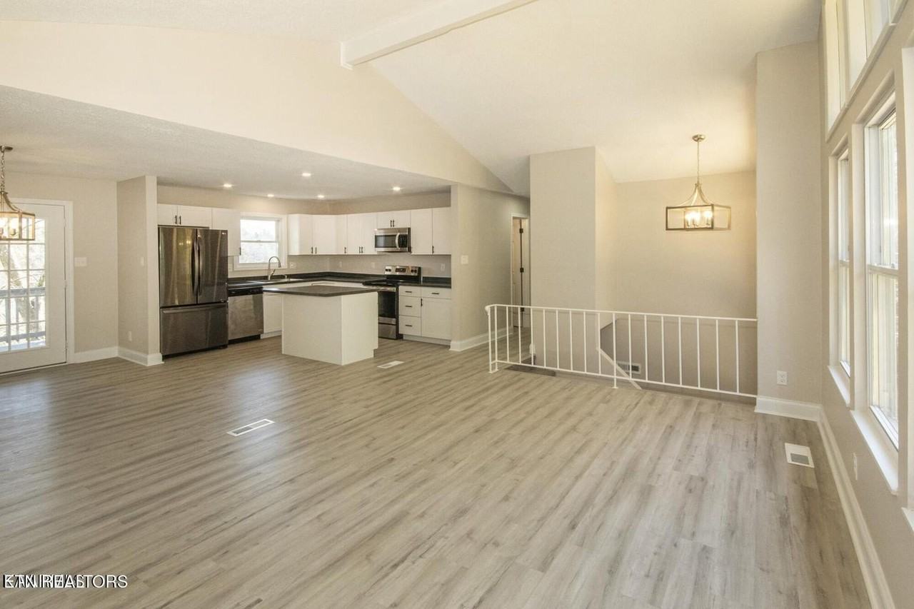 106 Newport Dr - Photo 3 of 19