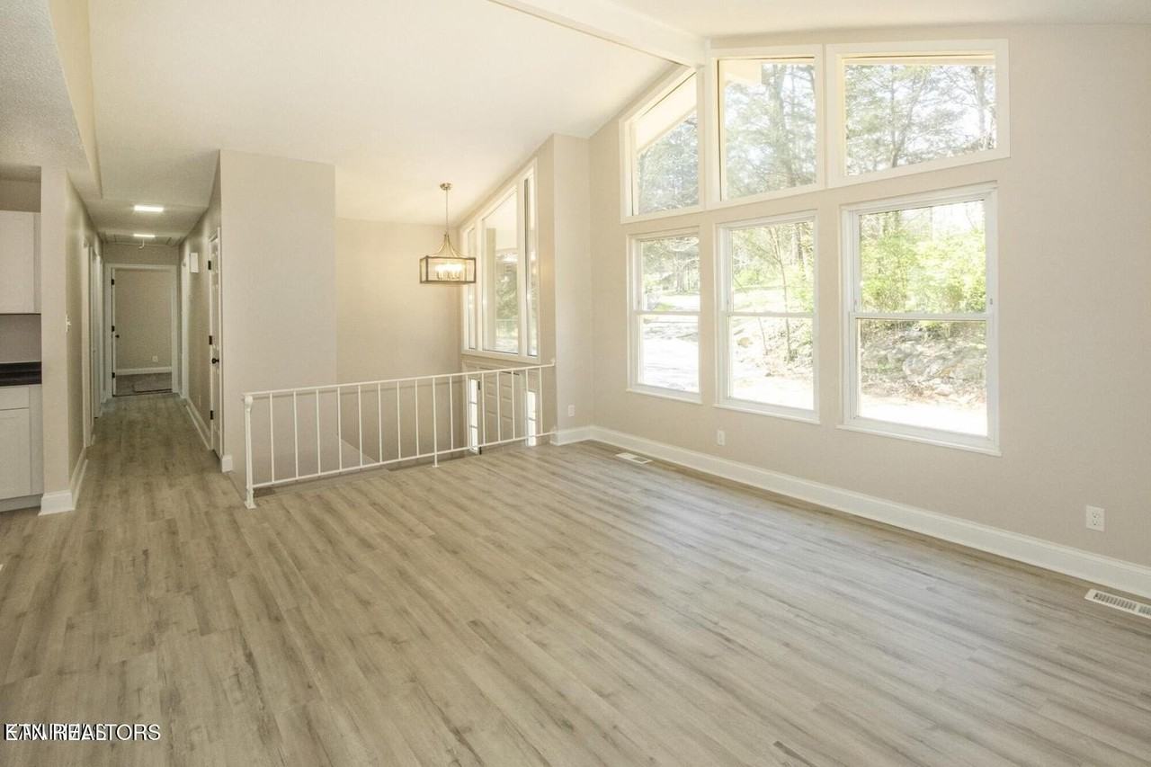106 Newport Dr - Photo 4 of 19