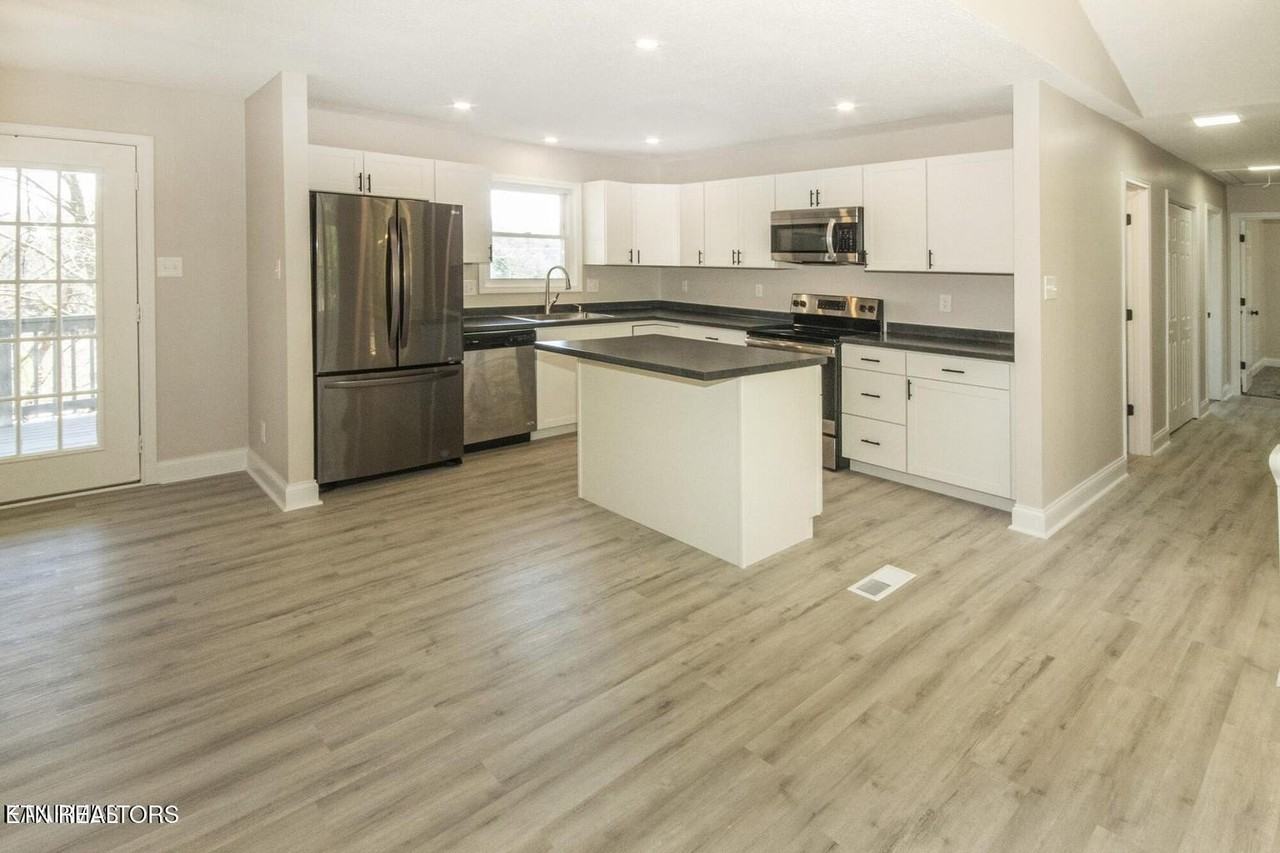 106 Newport Dr - Photo 5 of 19