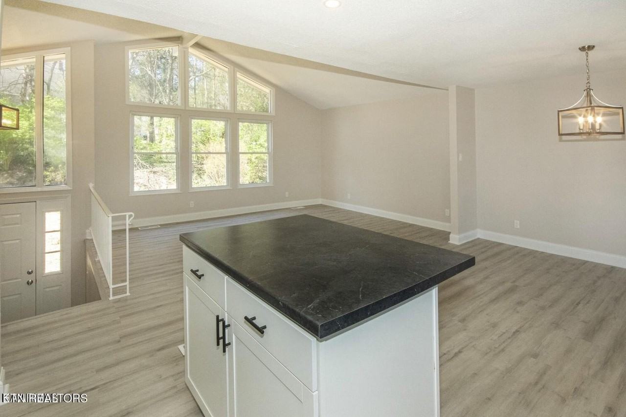 106 Newport Dr - Photo 6 of 19