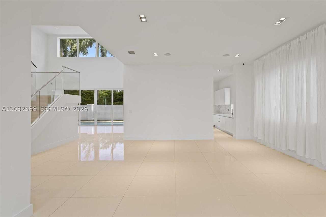 10296 Nw 74th Ter - Photo 4 of 38