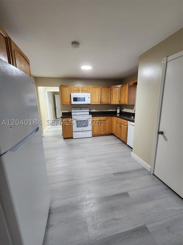 2804 Sw 16th St - Photo 7 of 19