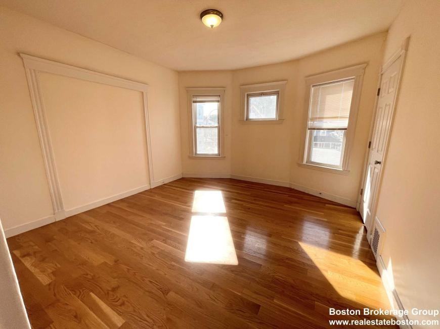 29 Eastman St - Photo 7 of 10