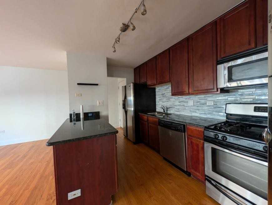 7610 N Rogers Ave - Photo 6 of 10