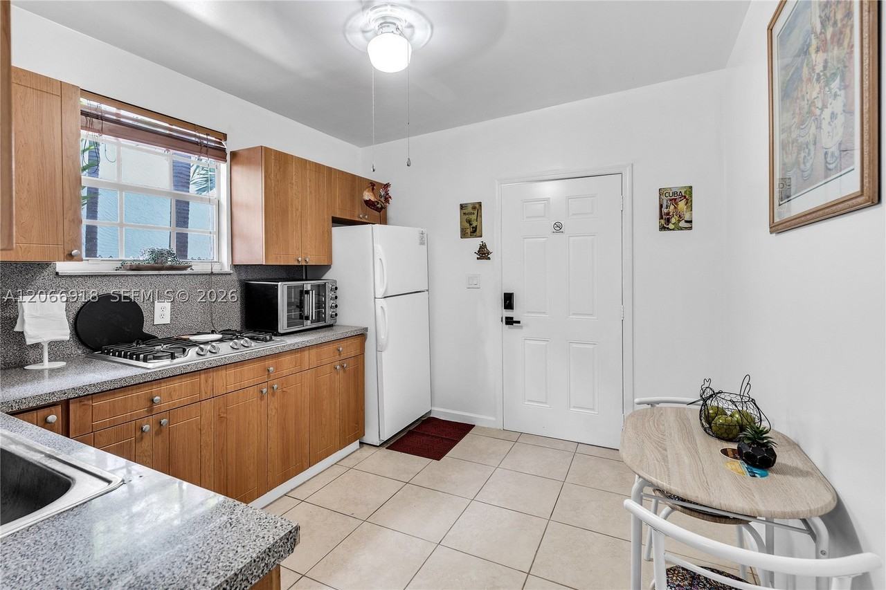 1828 Sw 6th St #3 - Photo 3 of 10