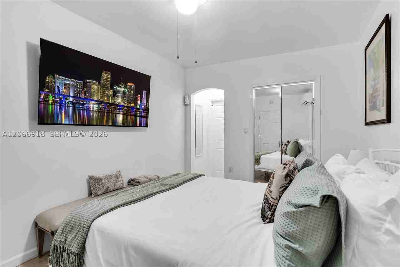 1828 Sw 6th St #3 - Photo 5 of 10
