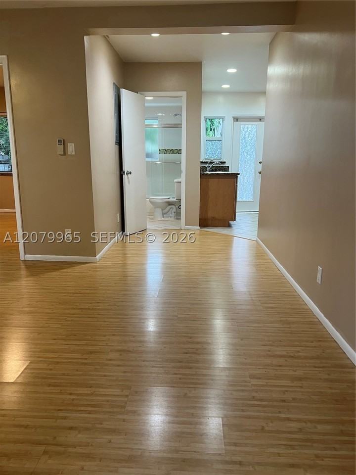 225 Se 16th Ave #5 - Photo 5 of 24
