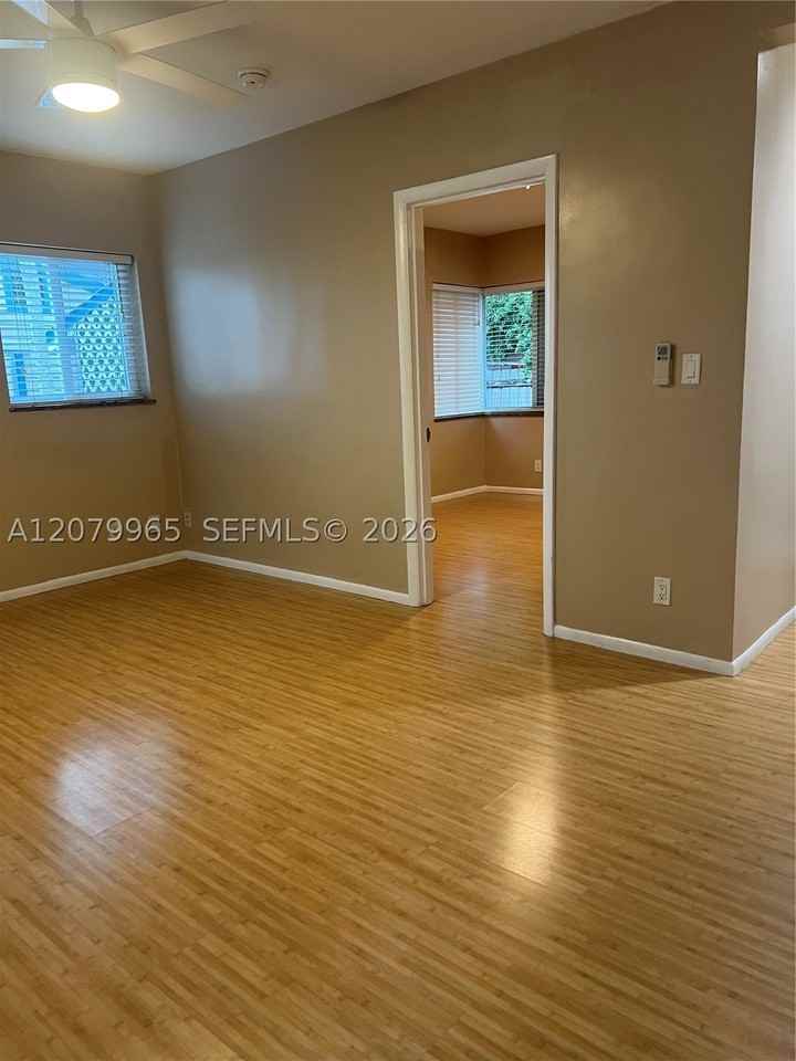 225 Se 16th Ave #5 - Photo 6 of 24