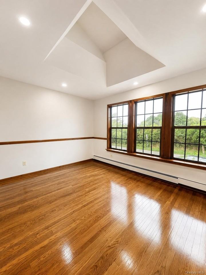 676 Bohemia Pkwy - Photo 2 of 7