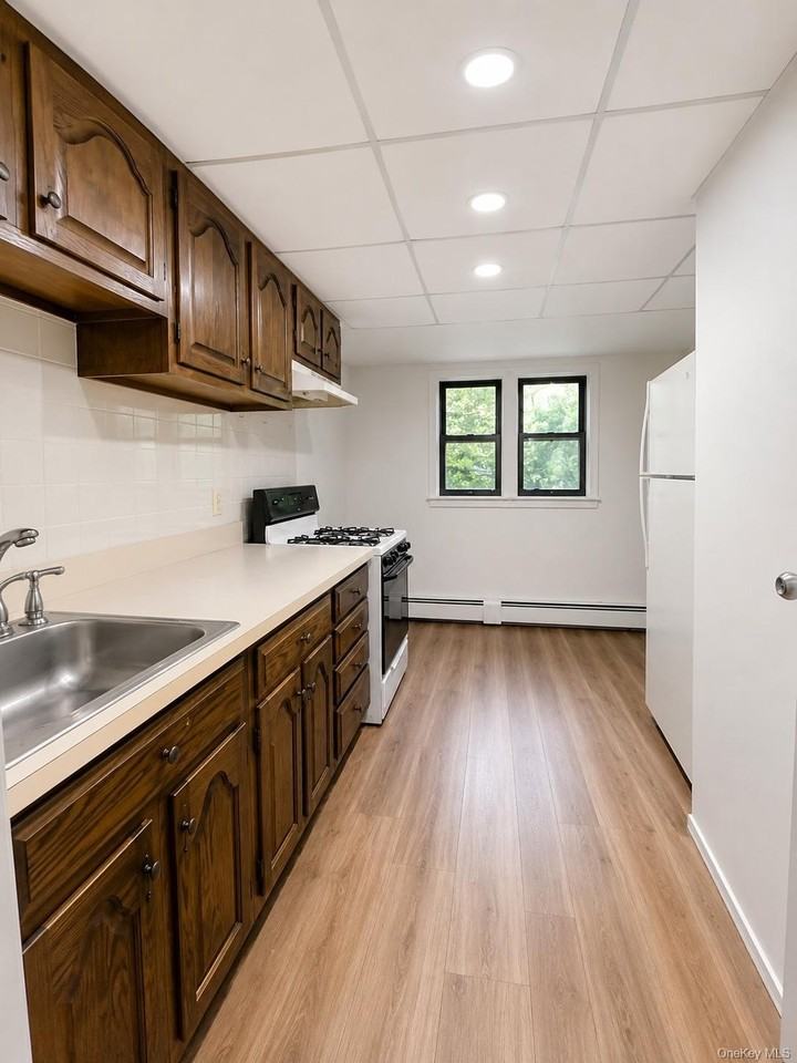 676 Bohemia Pkwy - Photo 5 of 7