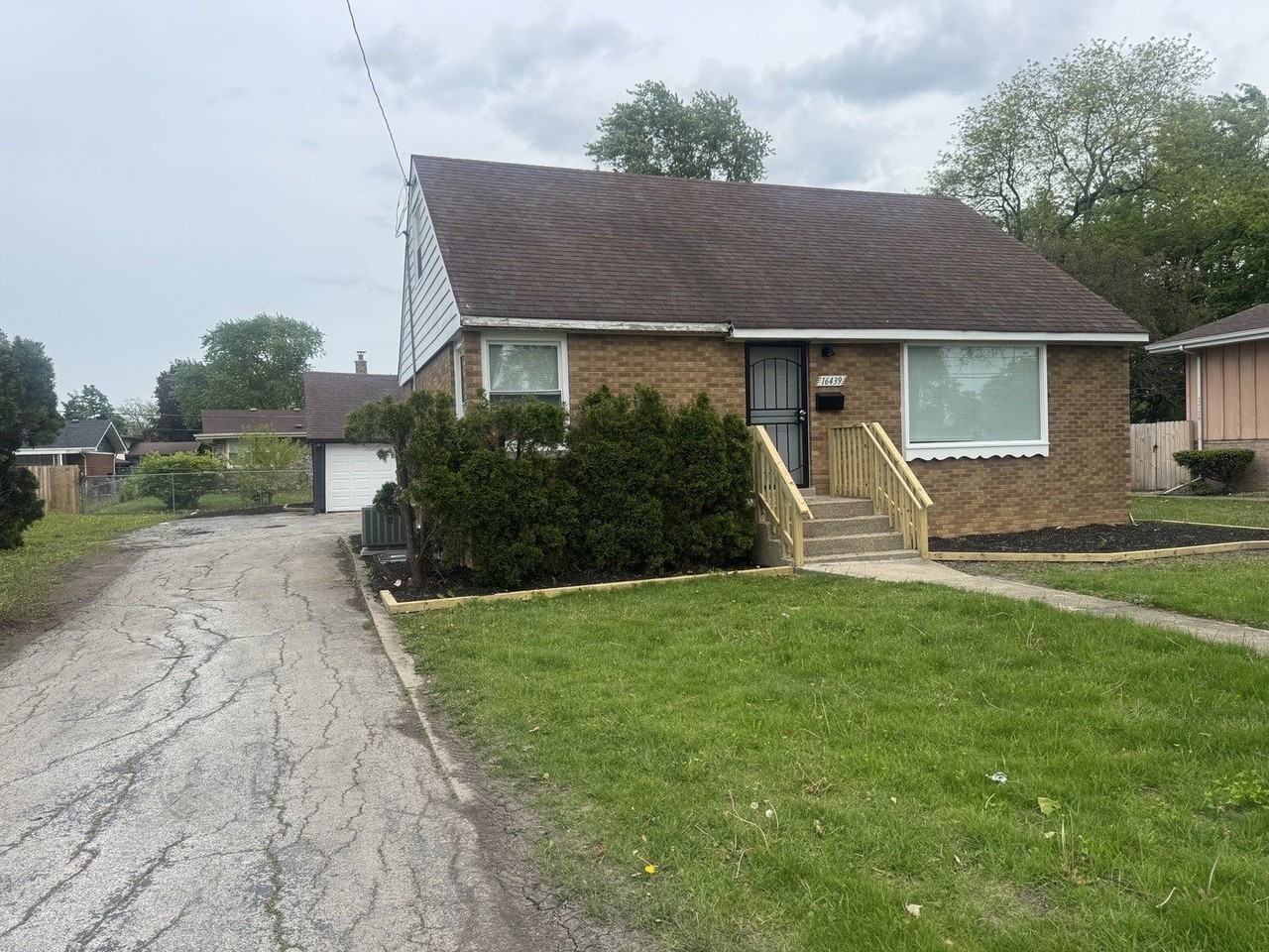16439 Cottage Grove Ave - Photo 2 of 31