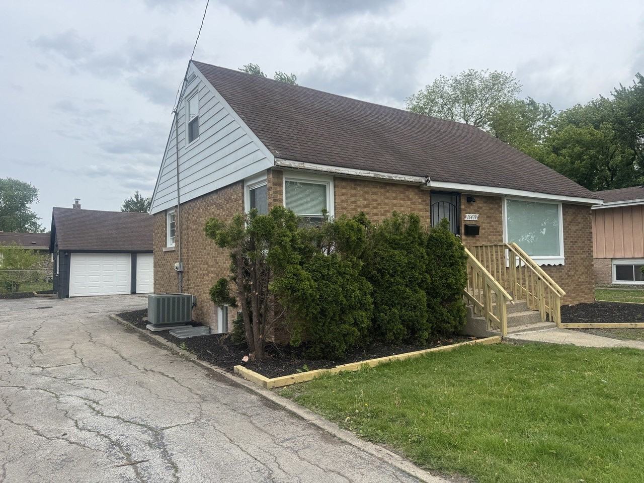 16439 Cottage Grove Ave - Photo 3 of 31