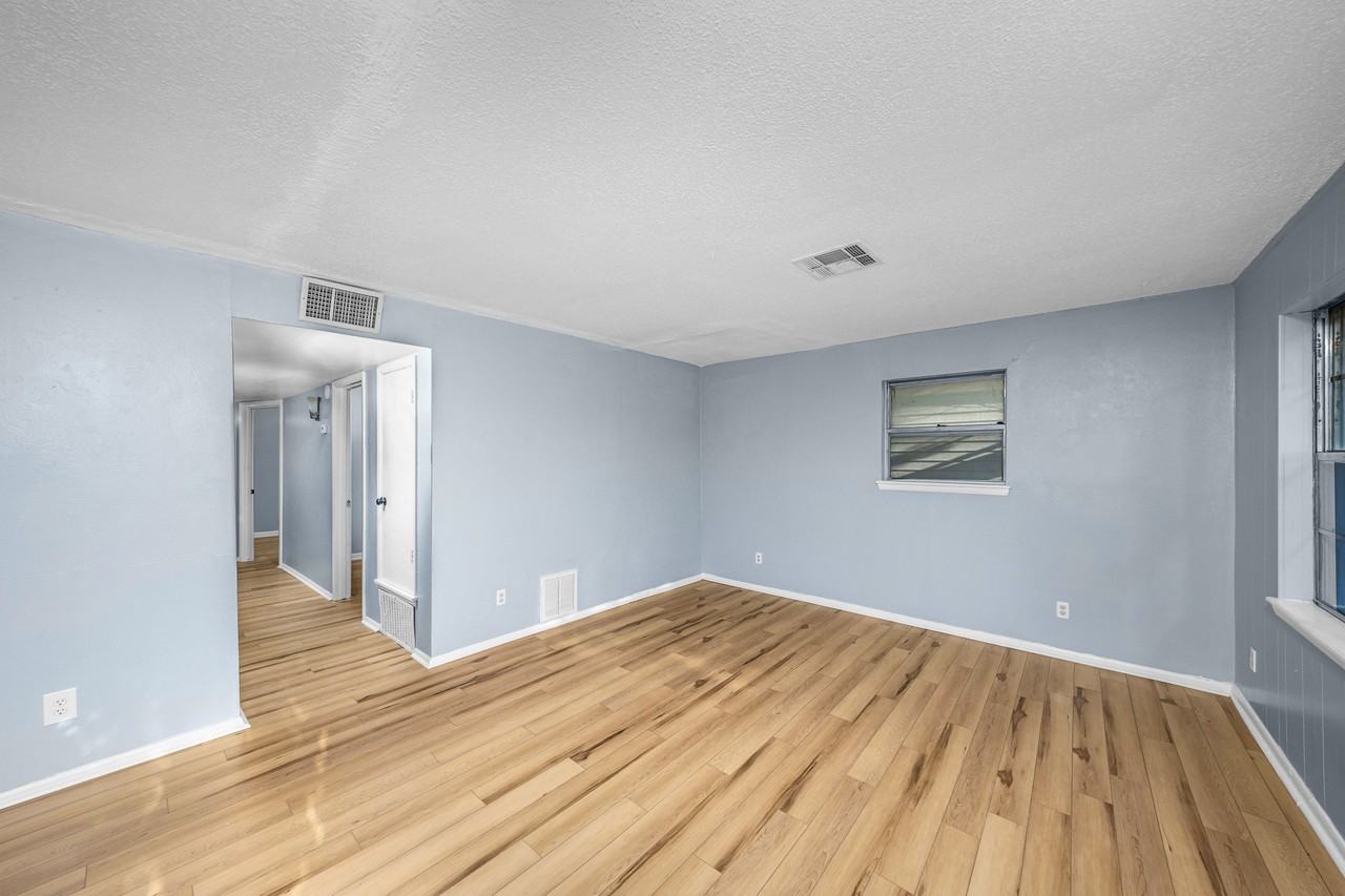 3015 Ne Pioneer Blvd #1 - Photo 4 of 22