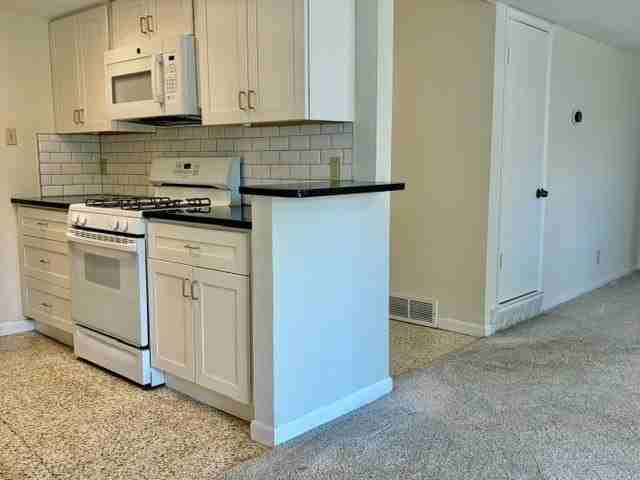 801 Kingswood Ave - Photo 4 of 16