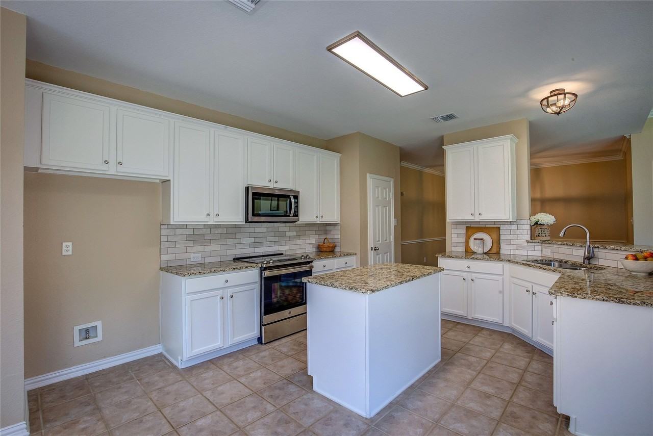840 Brittany Way - Photo 6 of 32