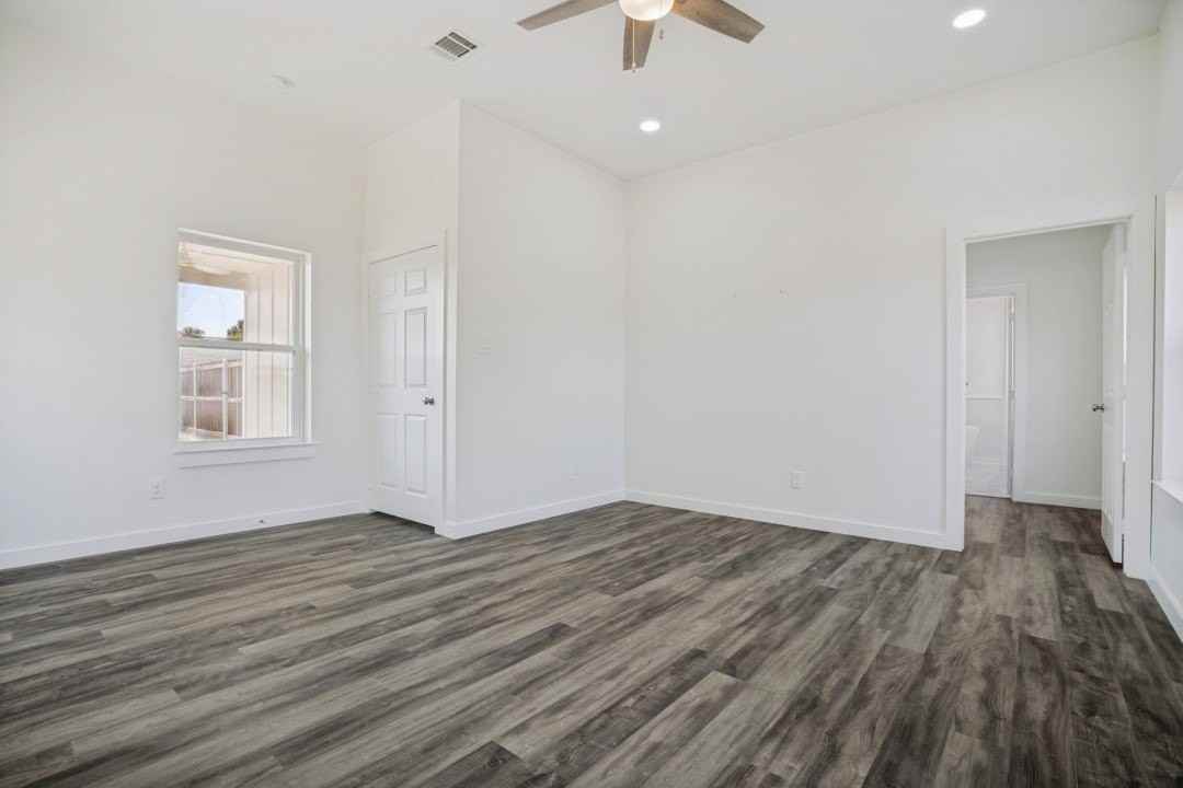 315 Lois St - Photo 5 of 12