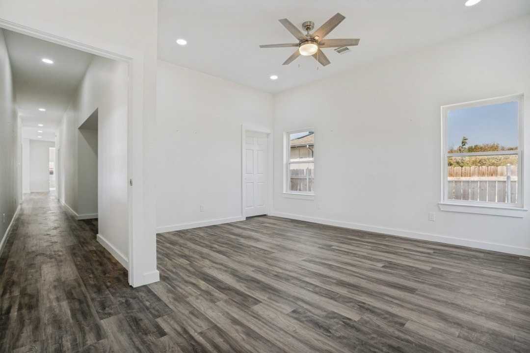 315 Lois St - Photo 6 of 12