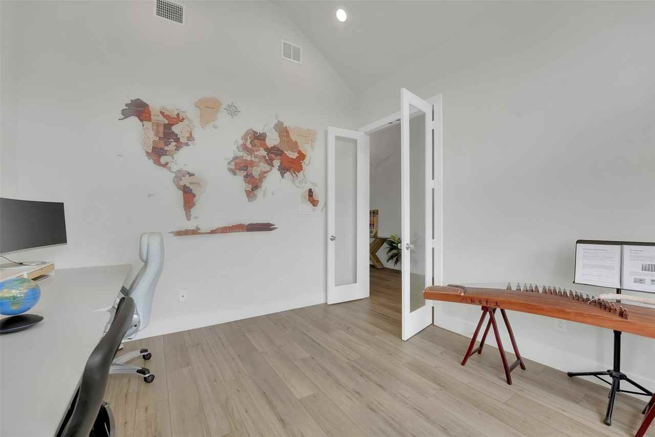 506 Lakeshore Blvd - Photo 3 of 32