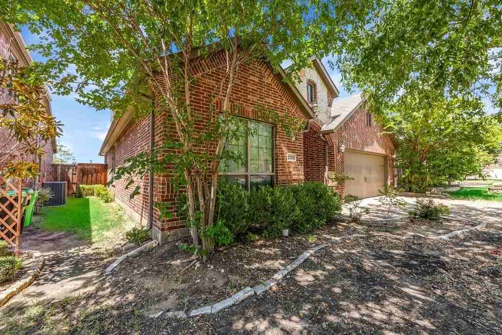 1721 Medina Ln - Photo 3 of 23