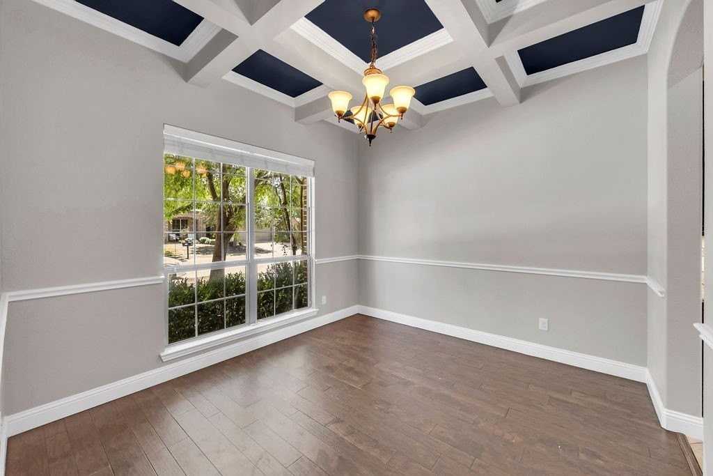 1721 Medina Ln - Photo 4 of 23